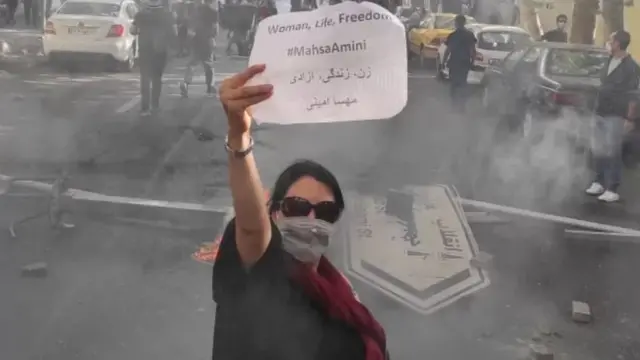 اعتراضات در ایران که زنان و دختران پیشروی آن بوده‌اند از اواخر شهریور ماه آغاز شد