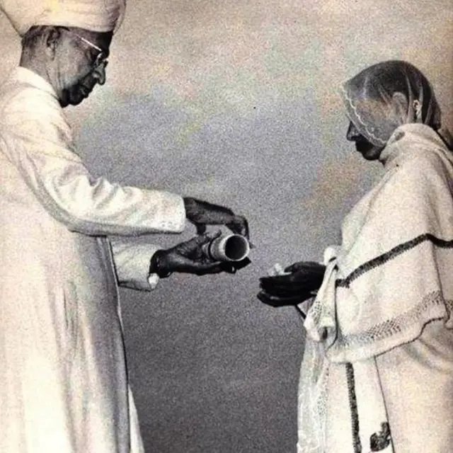 अब्दुल हमीद की विधवा रसूलन बीबी राष्ट्रपति राधाकृष्णन से परमवीर चक्र लेते हुए