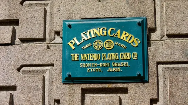 من بين "الشركات المُعمرّة" في اليابان الكثير من العلامات التجارية المعروفة على مستوى العالم، مثل " نينتندو" التي يوجد مقرها في كيوتو وأُسِسَت عام 1889، وتخصصت في صناعة أوراق اللعب