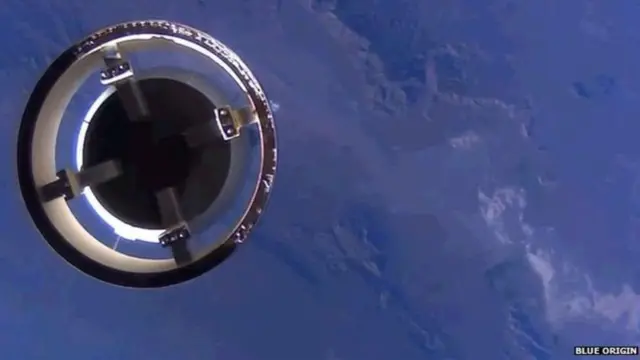 ภาพจากแคปซูลโดยสารของจรวด นิว เชเพิร์ด หลังแยกตัวออกจากบูสเตอร์ ก่อนทะยานสูงสุดที่ระยะทาง 93 กม. จากพื้นโลก