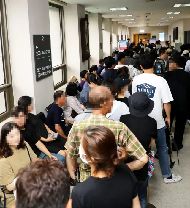 지난 12일 오전 제주지방법원 제201호 법정 앞에 전 남편 살인사건 피고인 고유정 공판을 방청하기 위해 도민들이 줄서있다