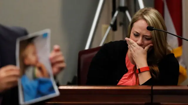 Madre de Cooper Harris en el juicio