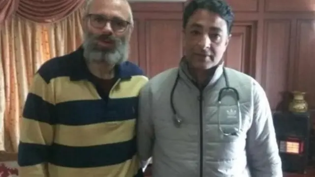 नेशनल कॉन्फ्रेंस के नेता उमर अब्दुल्लाह की अपने फिजिशियन के साथ ये तस्वीर