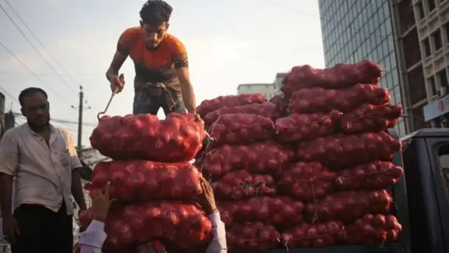 ভারত পেঁয়াজ রপ্তানি বন্ধ রাখার পর থেকেই বাংলাদেশে পেঁয়াজের দাম বাড়ছে