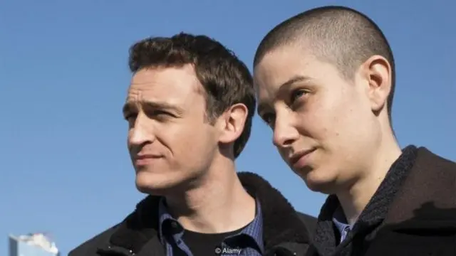 Jarumin nahiyar Asiya mata-maza Kate Dillon (a dama) wanda ake kira Taylor Mason sai mashahurin mai koyon aikin talabijin da asusun saka jari na hedge ya dauki nauyinsa a shirin Biliyoyi.