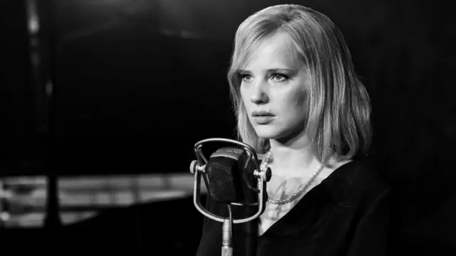 В Париже Зула превращается в джазовую диву