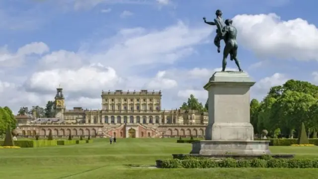 마클은 결혼식 전날 밤 어머니 래글랜드와 클리브덴 하우스(Cliveden House)에서 머문다