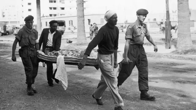 আহত একজন মিশরীয়কে নিয়ে যাচ্ছে ব্রিটিশ সৈন্যরা