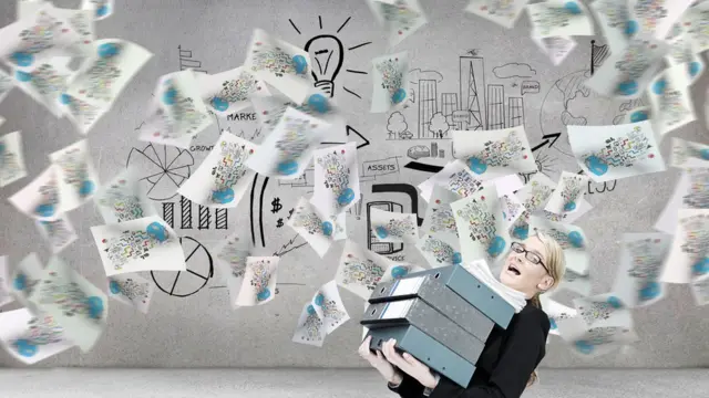 Много бумаг и деловая женщина с фолдерами