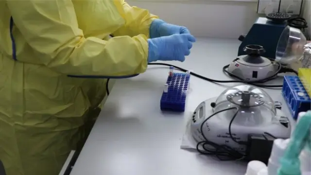 ကျန်းမာရေးဝန်ထမ်းတွေဟာ ရောဂါခုခံရေးအတွက် ရှေ့တန်းမှာ ပါဝင်နေရသူတွေဖြစ်ပါတယ်။