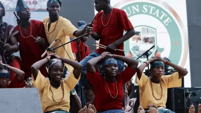 Awọn oṣere aṣa kan n pa itu ọwọ wọn