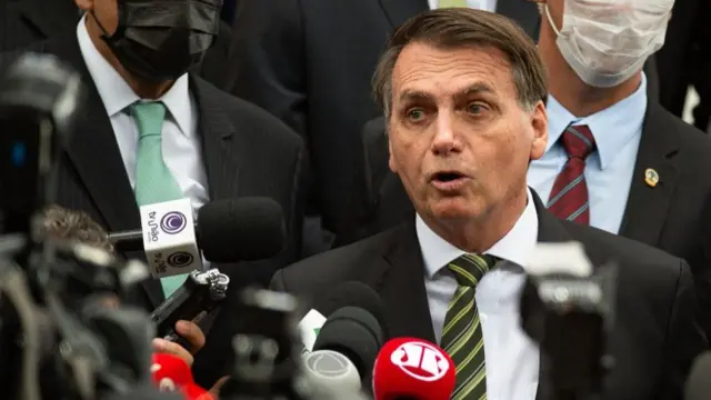 O presidente brasileiro Jair Bolsonaro dá entrevista