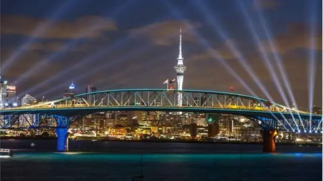 A light show from di Skytower and harbour bridge will see in New Year in Auckland, New Zealand