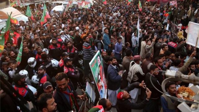 يحضر أنصار رئيس الوزراء السابق عمران خان، رئيس حزب حركة الإنصاف الباكستاني، مسيرة الاحتجاج، حيث تستمر بعد أيام من استئنافها بعد محاولة اغتيال خان التي أوقفت التظاهرة، في روات، باكستان، 19 نوفمبر/تشرين الثاني 2022.