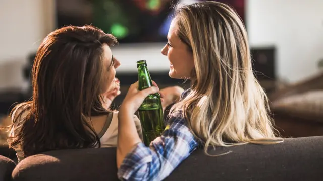 Dos mujeres en un sofá.