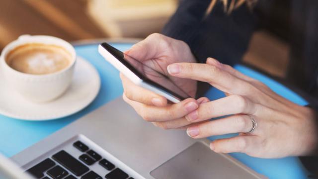 Mulher usando um telefone