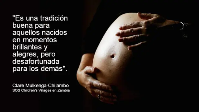 Foto de panza de embarazada con una cita que dice: "Es una tradición buena para aquellos nacidos en momentos brillantes y alegres, pero desafortunada para los demás".