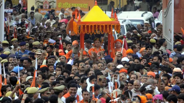 गोरखनाथ मंदिर के दशहरा उत्सव की अगुवाई करते मुख्यमंत्री आदित्यनाथ