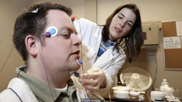 Para peneliti di Universitas Negeri Washington menggunakan sistem perekaman polisomnografik untuk mengukur kualitas tidur.