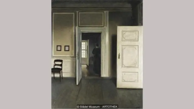 Interior, Strandgarde 30 (1901), istri Hammershøi, Ida, terlihat bayangannya menghadap tembok. Lukisan ini merupakan salah satu contoh bagaimana dia mampu memunculkan kesunyian.