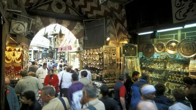 القاهرة هي أكبر مدن أفريقيا من حيث عدد السكان، إذ يقطنها وضواحيها أكثر من 20 مليون نسمة