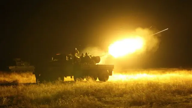 Наприкінці грудня сторони домовилися про "новорічне перемир'я", однак повного припинення вогню так і не настало. Сили АТО та "ДНР" і "ЛНР" звинувачують одне одного у періодичних обстрілах