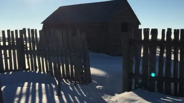 سياج مغطى بالثلوج