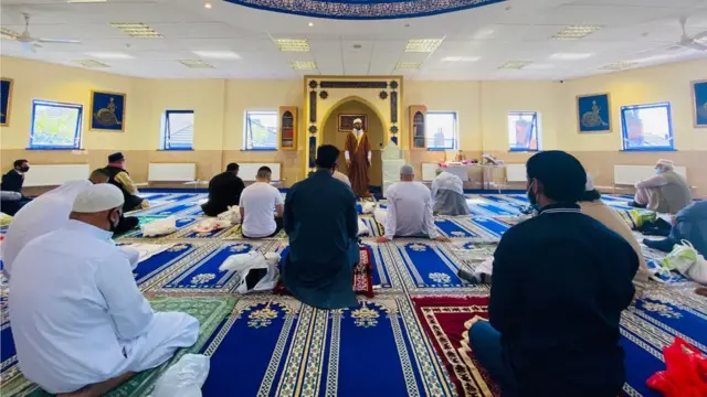 মসজিদে নামাজ আদায় করছেন মুসুল্লিরা।