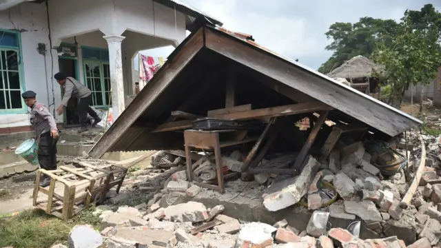 Sejumlah anggota kepolisian mengevakuasi barang-barang berharga milik warga terdampak gempa bumi yang masih bisa diselamatkan di Desa Sajang, Sembalun, Lombok Timur, NTB, Rabu (1/8).