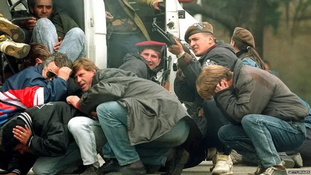 सराजेवो में 6 अप्रैल, 1992 को सर्बिया के स्नाइपर्स के हमले की चपेट में आए बोस्नियाई स्पेशल फोर्सेज़ के सैनिक और नागरिक.