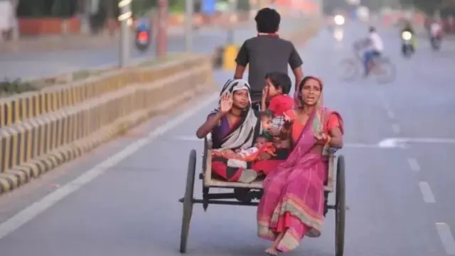 లాక్‌డౌన్‌తో రిక్షాలో వెళ్తున్న కార్మికులు