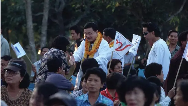 ทักษิณ ชินวัตร หัวหน้าพรรคไทยรักไทย ซึ่งลูกพรรคเรียก "นายใหญ่" ลงพื้นที่พบปะประชาชน