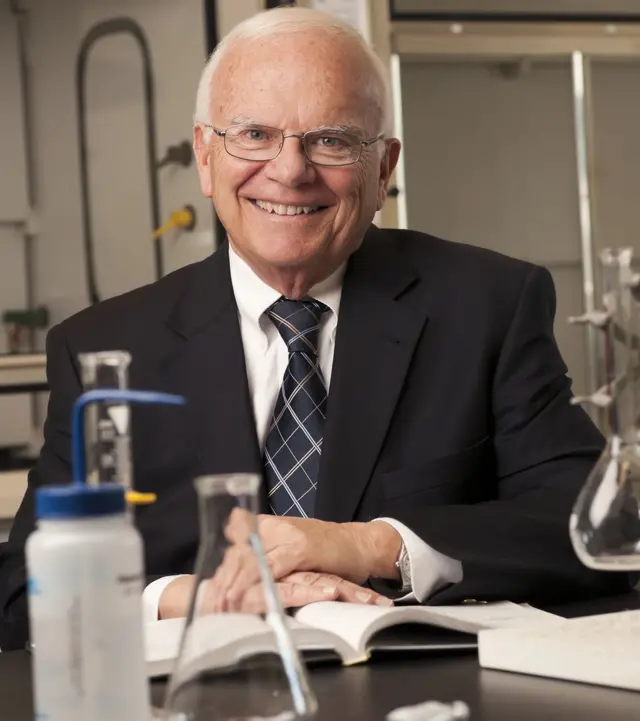 Fotografía del químico John Conkling en su laboratorio.