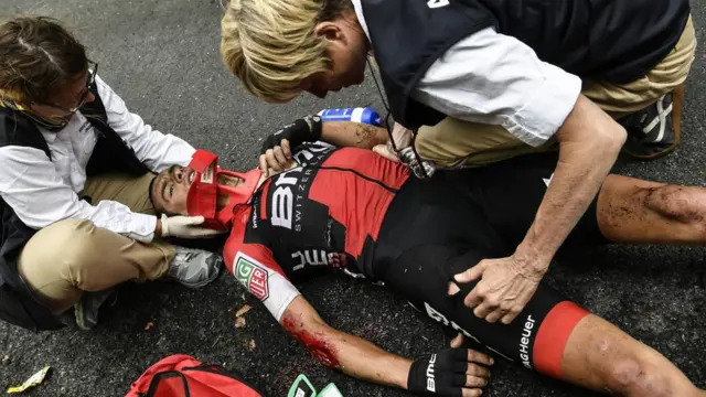 Richie Porte siendo atendido