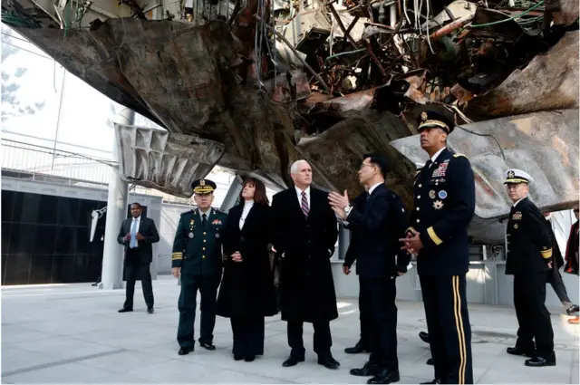 천안함 기념관 방문 중인 펜스 부통령