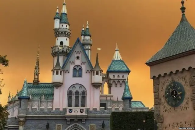 भीषण आगीमुळं कॅलिफोर्नियामधील डिस्नेलॅंडचे आकाश गडद झाले आहेत.