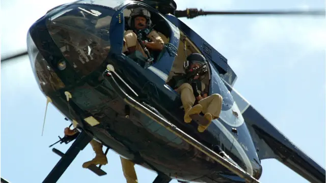 বাগদাদের ওপর হেলিকপ্টারে টহল দিচ্ছে আমেরিকান কোম্পানি ব্ল্যাকওয়াটারের নিরাপত্তা রক্ষীরা - জানুয়ারি ২০০৭