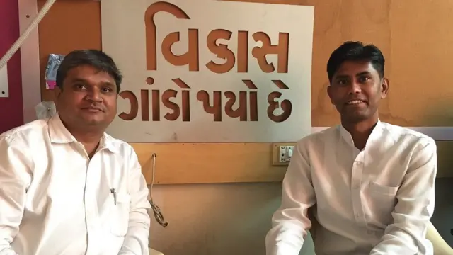 સંદીપ પંડ્યા અને હીરેન બેંકરનો ફોટો