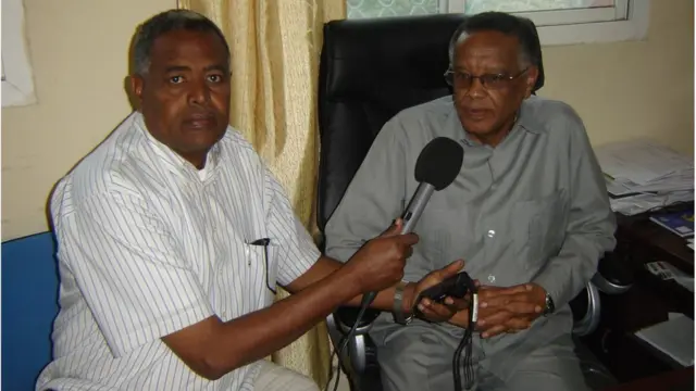 Keng dumbali kokrak qafasidagi ayollarning fotosuratlari