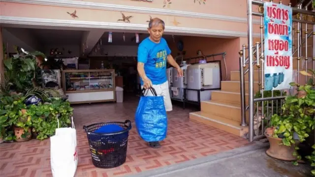 วินัย สุรภักดี ให้ลูกค้านำตะกร้าผ้ามาไว้หน้าบ้าน โดยที่เขาจัดการนำใส่เครื่องแล้วนำออกมาวางจุดเดิมรอลูกค้ามารับคืน เพื่อป้องกันเชื้อไวรัสโคโรนา