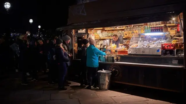 தேநீர் கடையில் நடந்த ஆய்வு