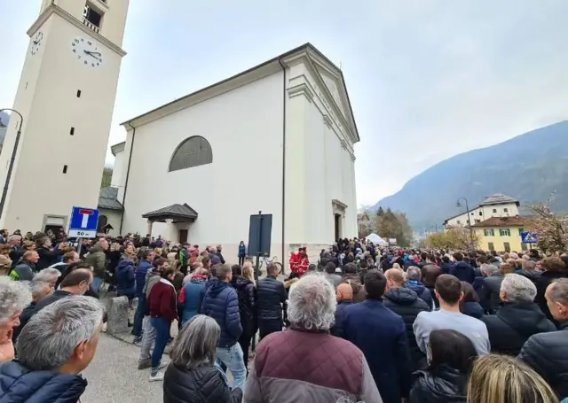 Meštani u Trentinu, u Italiji, okupili su se na sahrani Andree Papija, mladića kog je ove godine ubio mrki medved
