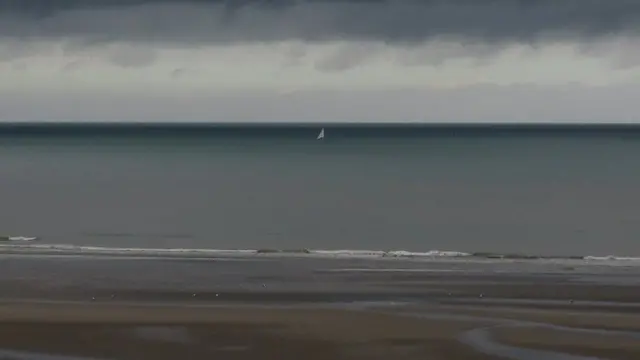 Пляж Дюнкерка в июле тих и пустынен. В мае и июне 1940 года 400 тысяч военных выстроились в очередь, чтобы эвакуироваться