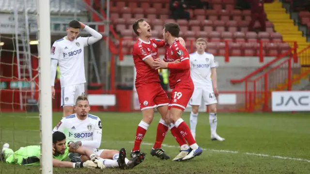 gol kutlayan crawley town futbolcuları