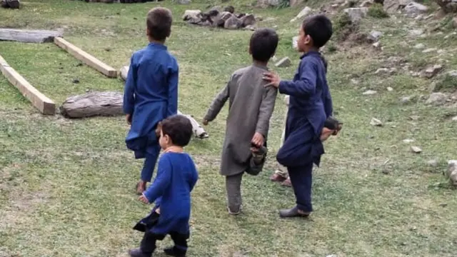 منزرا بی بی کے پوتے کھیلتے ہوئے