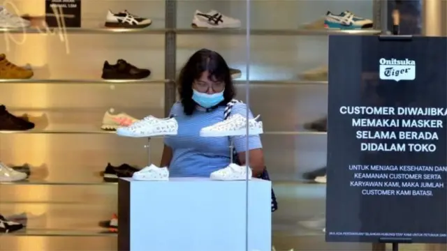 Pengunjung pusat perbelanjaan harus menggunakan aplikasi PeduliLindungi sebelum memasuki area perbelanjaan dan tidak boleh berstatus hitam.