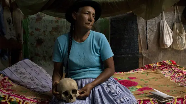 Una mujer con el cráneo de su hermano, muerto durante un ataque de Sendero Luminoso.