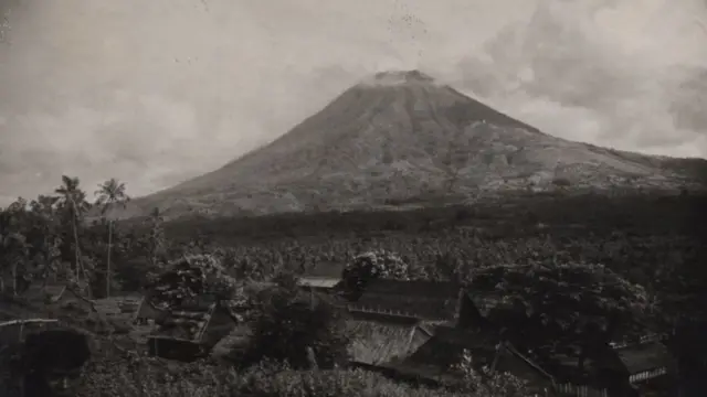 Gunung berapi Ili Boleng di Pulau Adonara