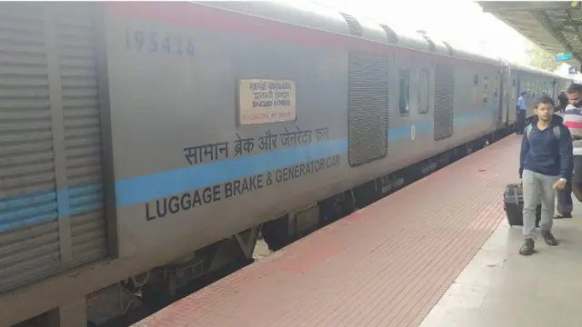 கோவை ரயில் நிலையத்தில் சதாப்தி எக்ஸ்பிரஸ்