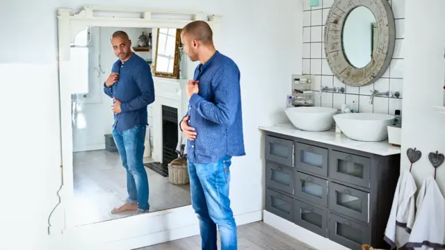 Hombre mirándose al espejo